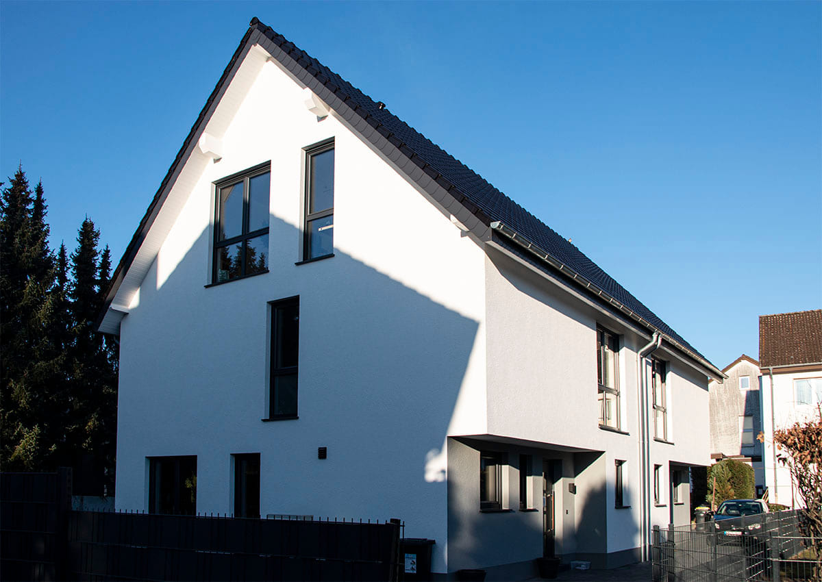 Doppelhaus Holsteinerweg von Wegner Haus mit weißem Putz und Satteldach